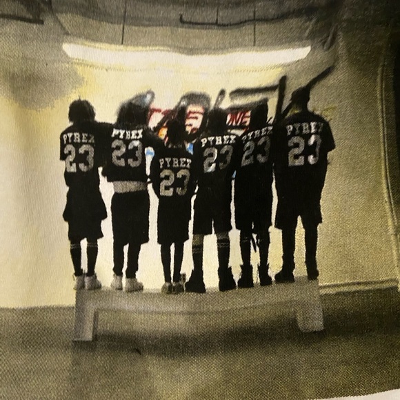 Very rare off white/Pyrex collab over 200 retail - Picture 3 of 5